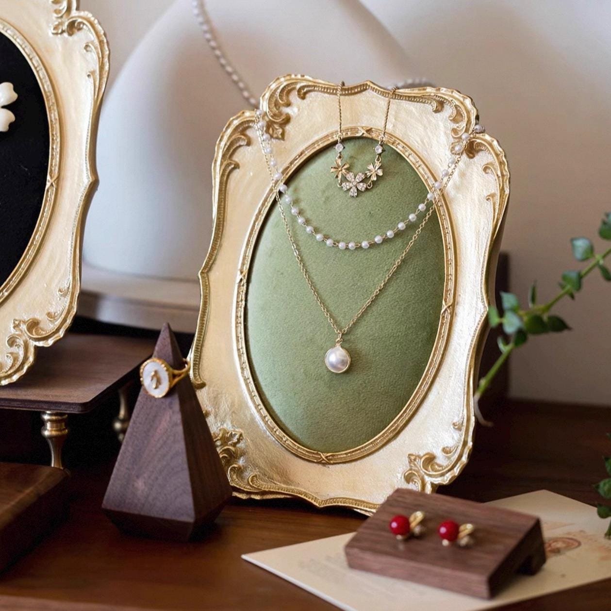 Baroque Gold Jewelry Holder: Velvet Lined Necklace & Ring Display