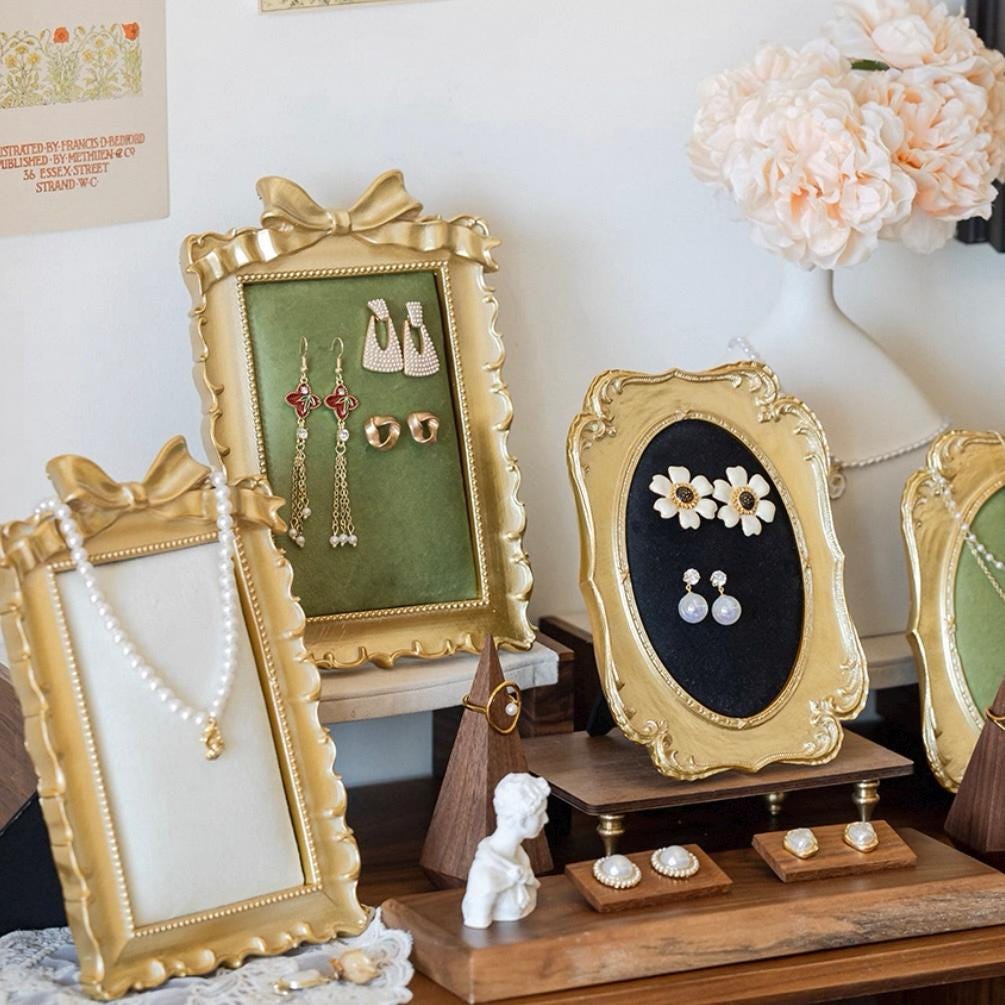 Baroque Gold Jewelry Holder: Velvet Lined Necklace & Ring Display