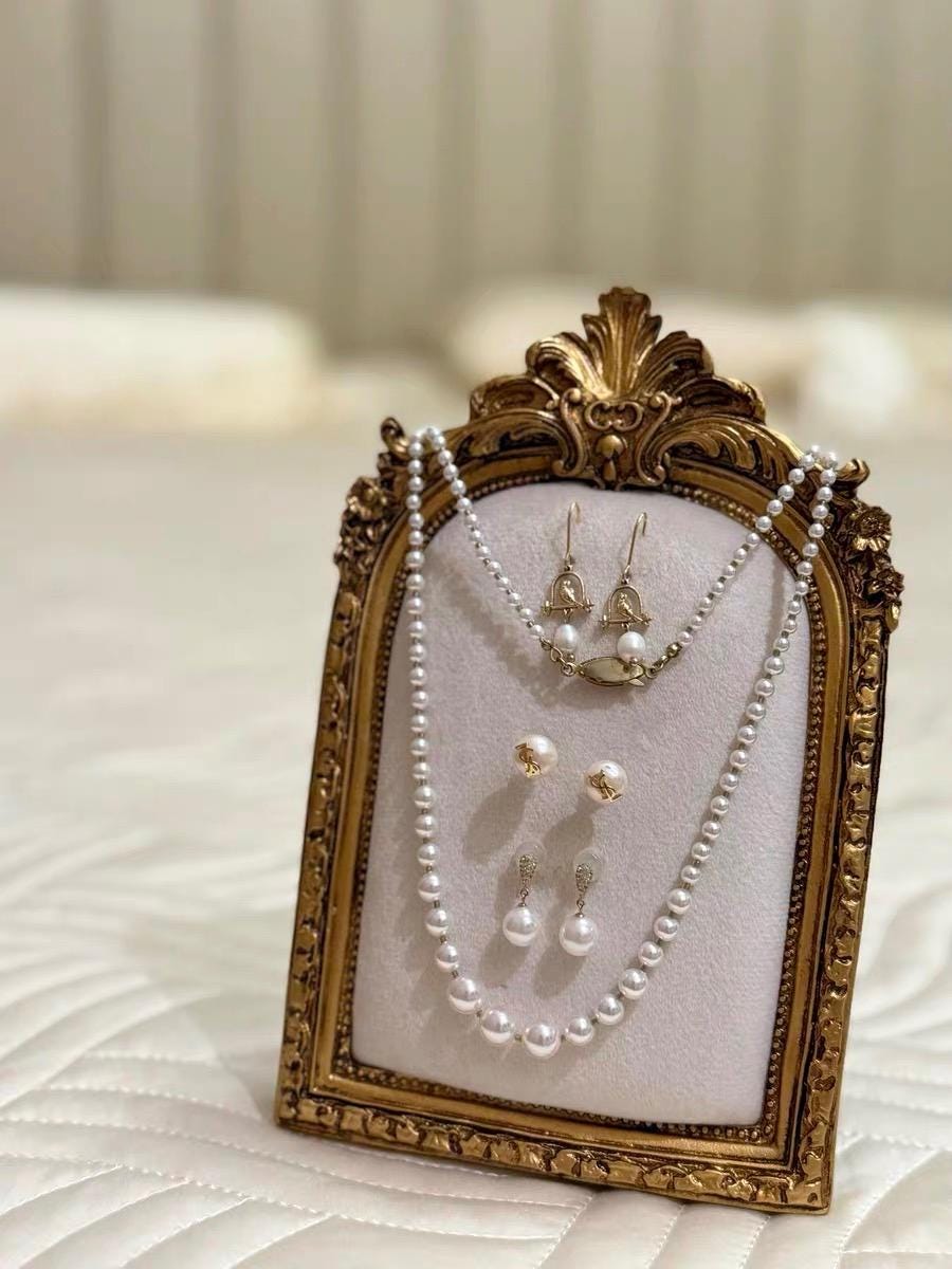 Baroque Jewelry Holder: Vintage Gold Frame & Velvet Lining