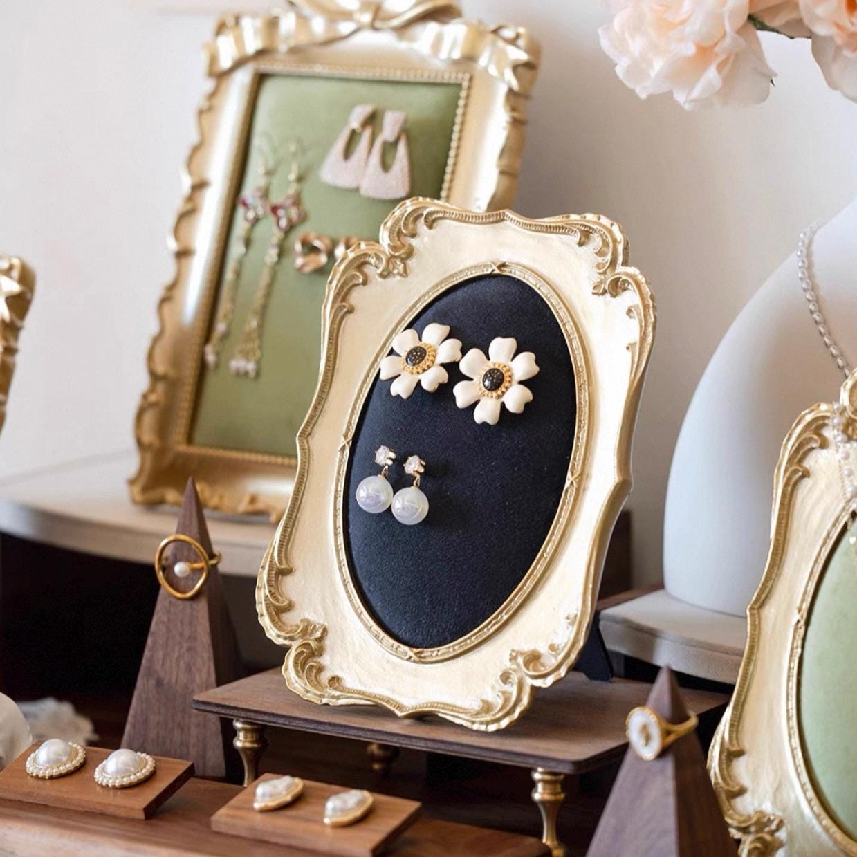 Baroque Gold Jewelry Holder: Velvet Lined Necklace & Ring Display